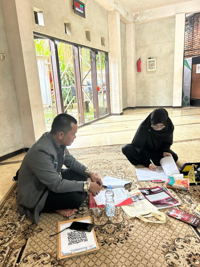 Proses tanda tangan kerja sama Kepala sekolah dengan Ekselensia Edukasi
